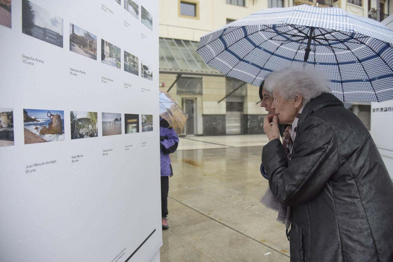 Esta exposición recoge 800 fotografías realizadas con cámaras desechables por un centenar de habitantes de San Sebastián de todas las edades. 