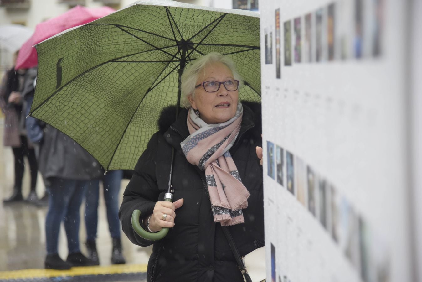 Esta exposición recoge 800 fotografías realizadas con cámaras desechables por un centenar de habitantes de San Sebastián de todas las edades. 