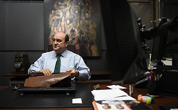Andoni Ortuzar, en su despacho de Sabin Etxea. 
