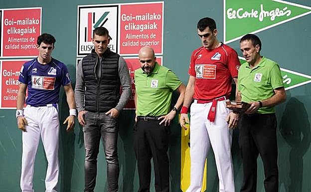 Iker Vicente lanzó la chapa inicial en presencia de Jokin Altuna, Joseba Ezkurdia y los jueces riojanos. 