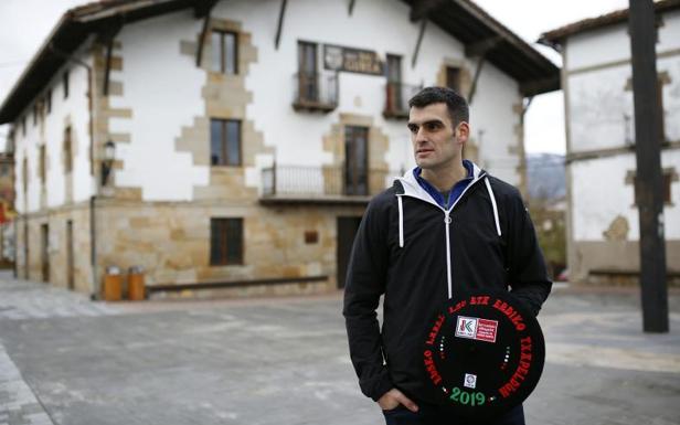 Joseba Ezkurdia, con la txapela ayer en Arbizu