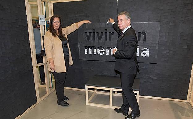 Urkullu ha inaugurado la exposición 'Vivir sin miedo' en el Instituto Gogora en Bilbao junto a la presidenta de la AVT, Maite Araluce