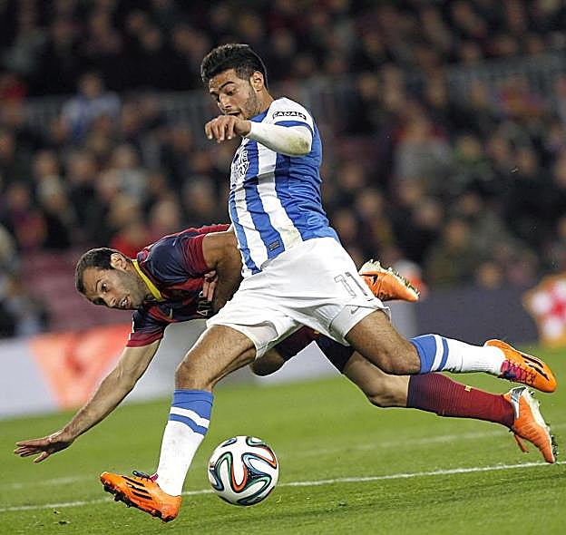 Vela es derribado por Mascherano en la Copa en 2014