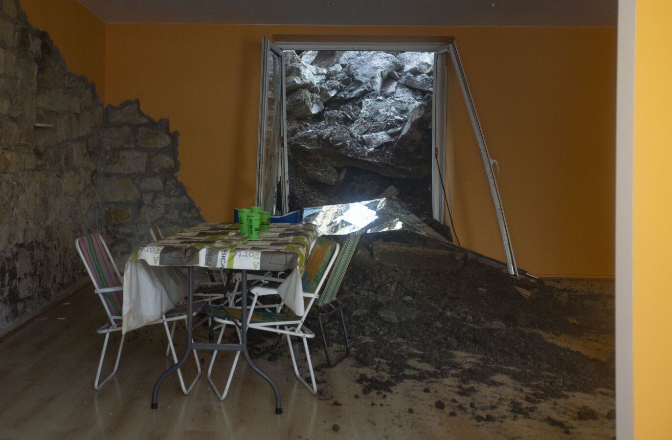 Siete personas han tenido que abandonar sus viviendas por un derrumbe ocurrido en la avenida de Zarautz en Donostia
