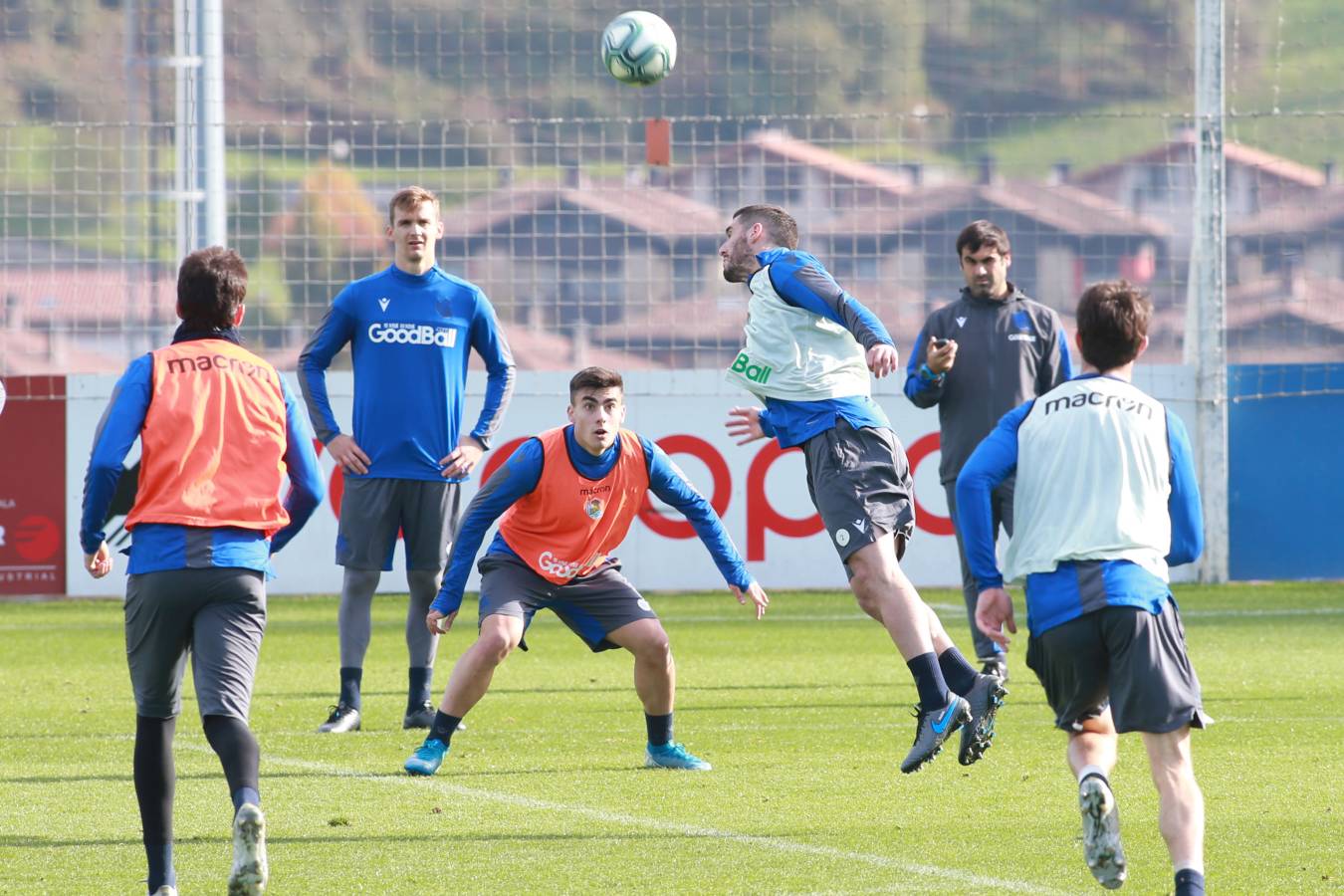 El noruego, con el tobillo derecho tocado, ha trabajado con y sin balón bajo la supervisión de uno de los preparadores físicos.