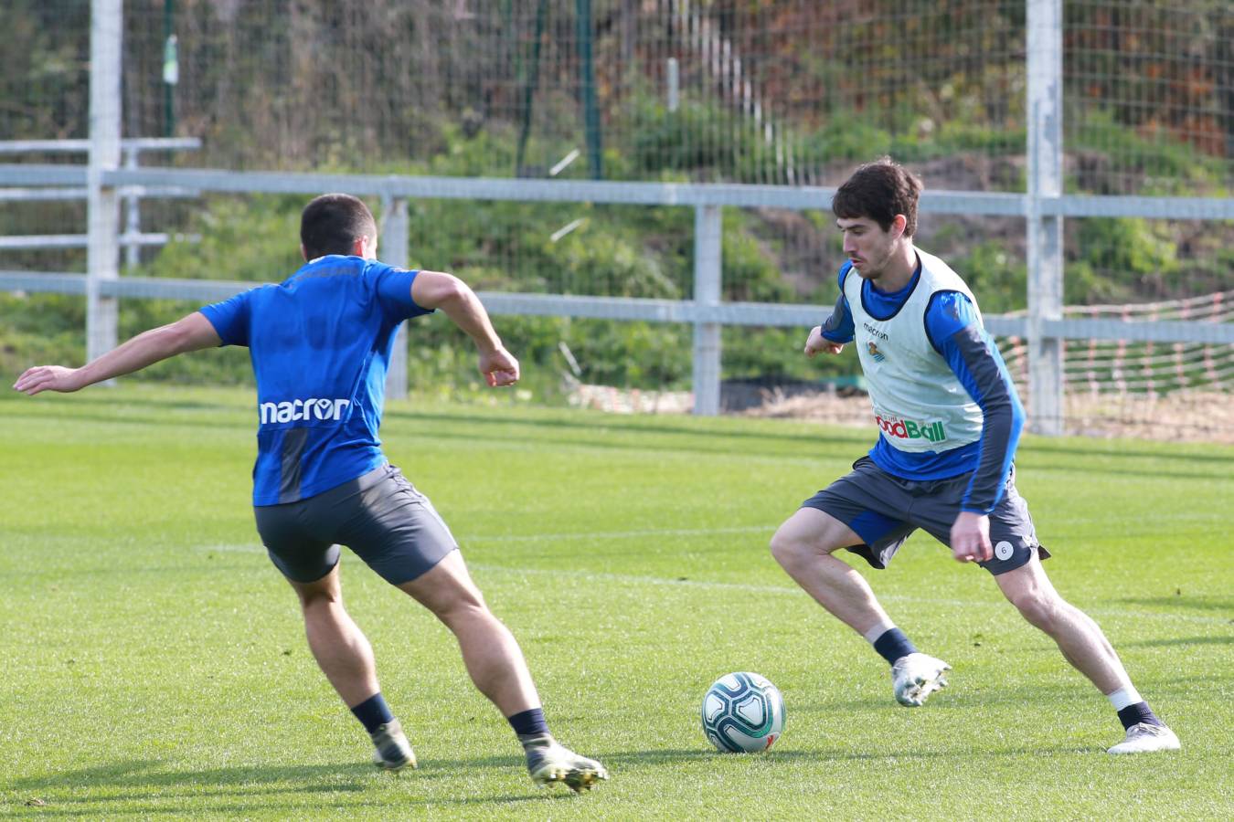 El noruego, con el tobillo derecho tocado, ha trabajado con y sin balón bajo la supervisión de uno de los preparadores físicos.