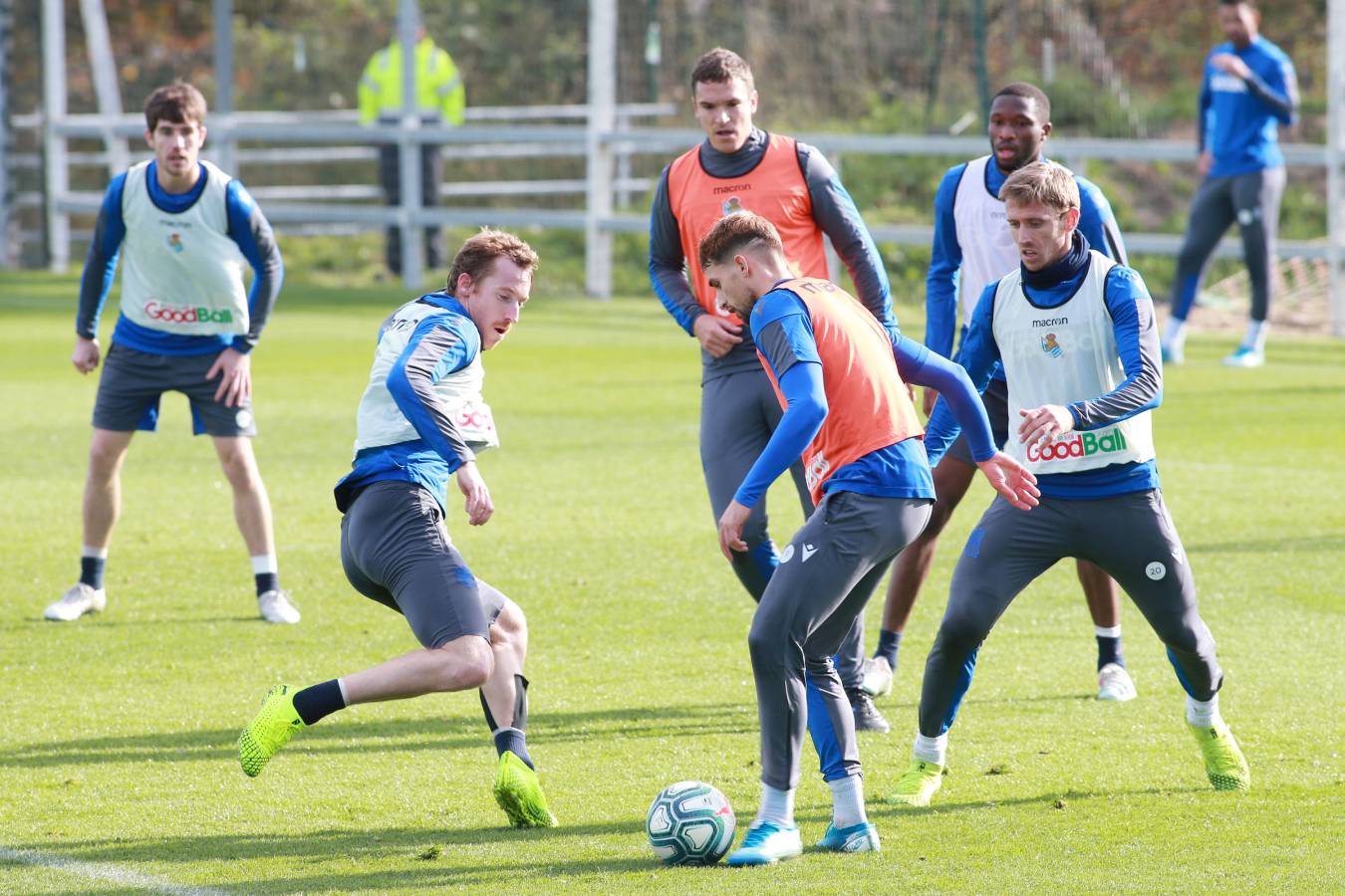 El noruego, con el tobillo derecho tocado, ha trabajado con y sin balón bajo la supervisión de uno de los preparadores físicos.
