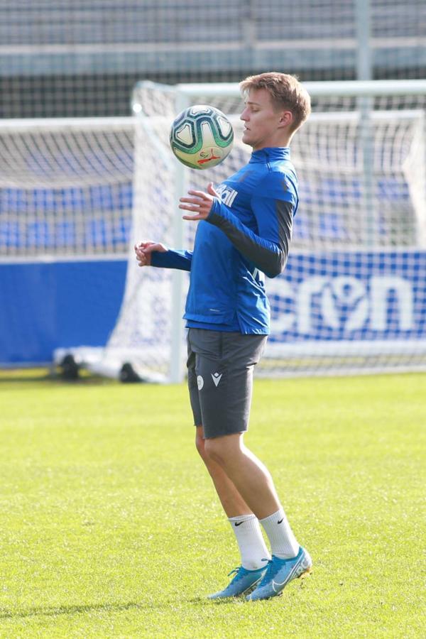 El noruego, con el tobillo derecho tocado, ha trabajado con y sin balón bajo la supervisión de uno de los preparadores físicos.