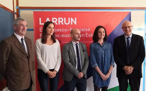 Pierre Olhagaray, Arola Urdangarin, Matthieu Bergé, Ainhoa Aizpuru y Jean-Louis Nembrini, ayer en San Sebastián. 
