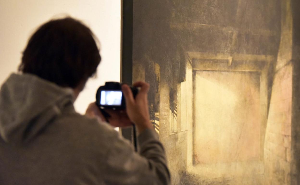 El pintor pamplonés José Ignacio Agorreta lleva a la sala de exposición del palacio Aranburu su última muestra de pintura.