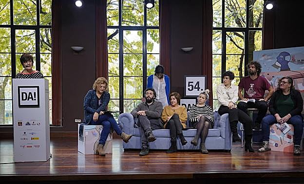 Nerea Mujika Gerediagako presidentea eta guneetako ordezkariak aurten Azokaren 'sarera' bildu den Bartolome Ertzilla Musika Eskolan.