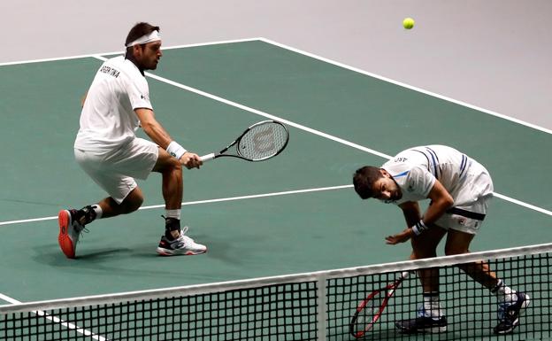 Máximo González y Leonardo Mayer durante el partido de dobles Argentina-Alemania.