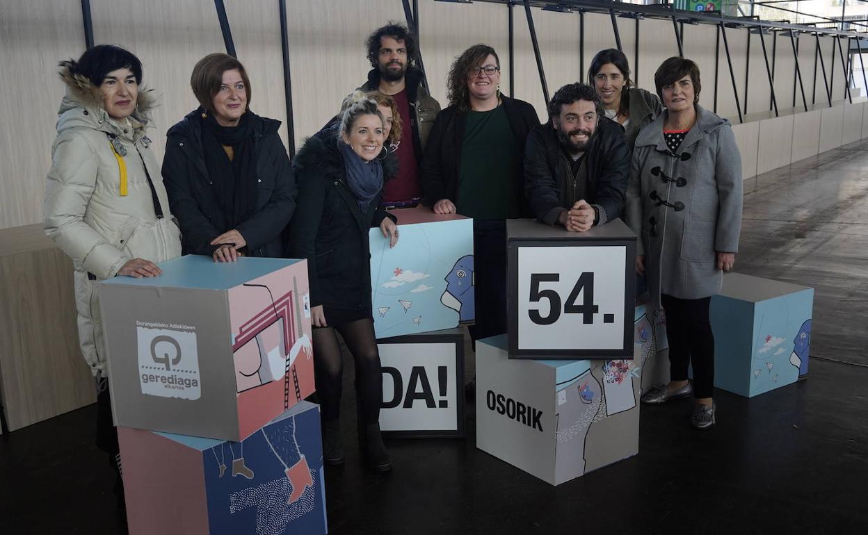 Gerediaga Elkarteko eta guneetako ordezkariak, Landako, erakusmahai berrien aurrean.