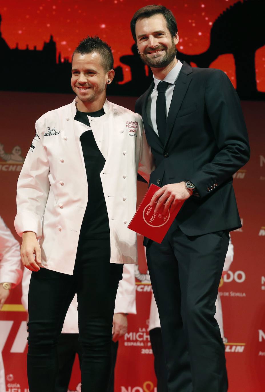 Martín Berasategui sigue batiendo todos los récords históricos de la Michelin. El cocinero donostiarra suma ya doce estrellas: la nueva edición de la Guía, desvelada este miércoles en Sevilla, concede la primera estrella a dos nuevos proyectos de la factoría Berasategui: el Ola de Bilbao y el Fifty Seconds de Lisboa.