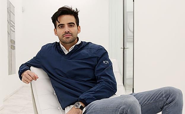 Gabriel Cibrián, en el interior de la galería.