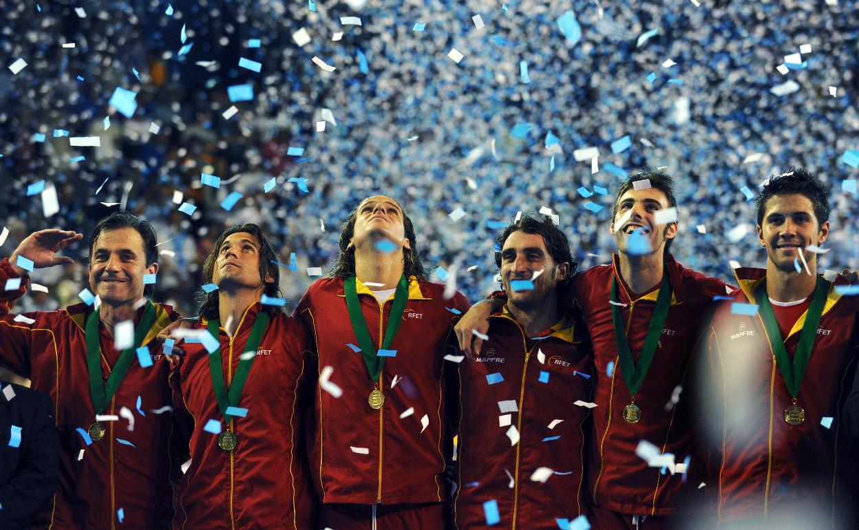 El equipo español de Copa Davis celebra el título de 2008 conquistado en Mar del Plata (Argentina).