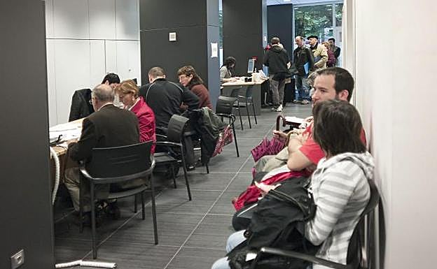 Contribuyentes esperan su turno para hacer la declaración de la Renta en una anterior campaña.