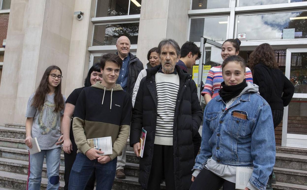 Ramon Saizarbitoria, Donostiako Usandizaga institutuan, ikaslez inguratuta.