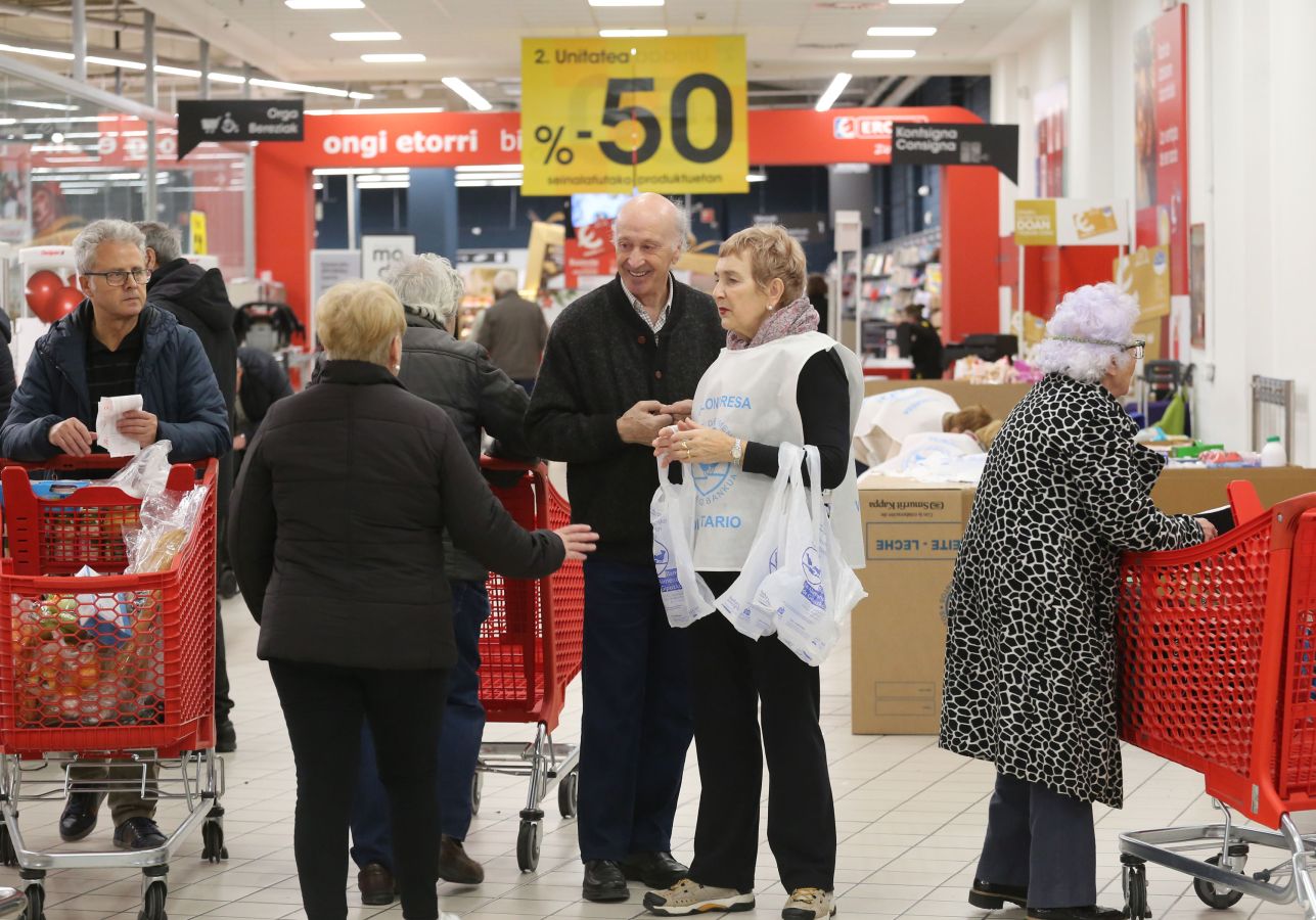 160 establecimientos se suman a la llamada del Banco de Alimentos de Gipuzkoa con el objetivo de que cada guipuzcoano done un kilo de alimentos para llegar a los 715.000