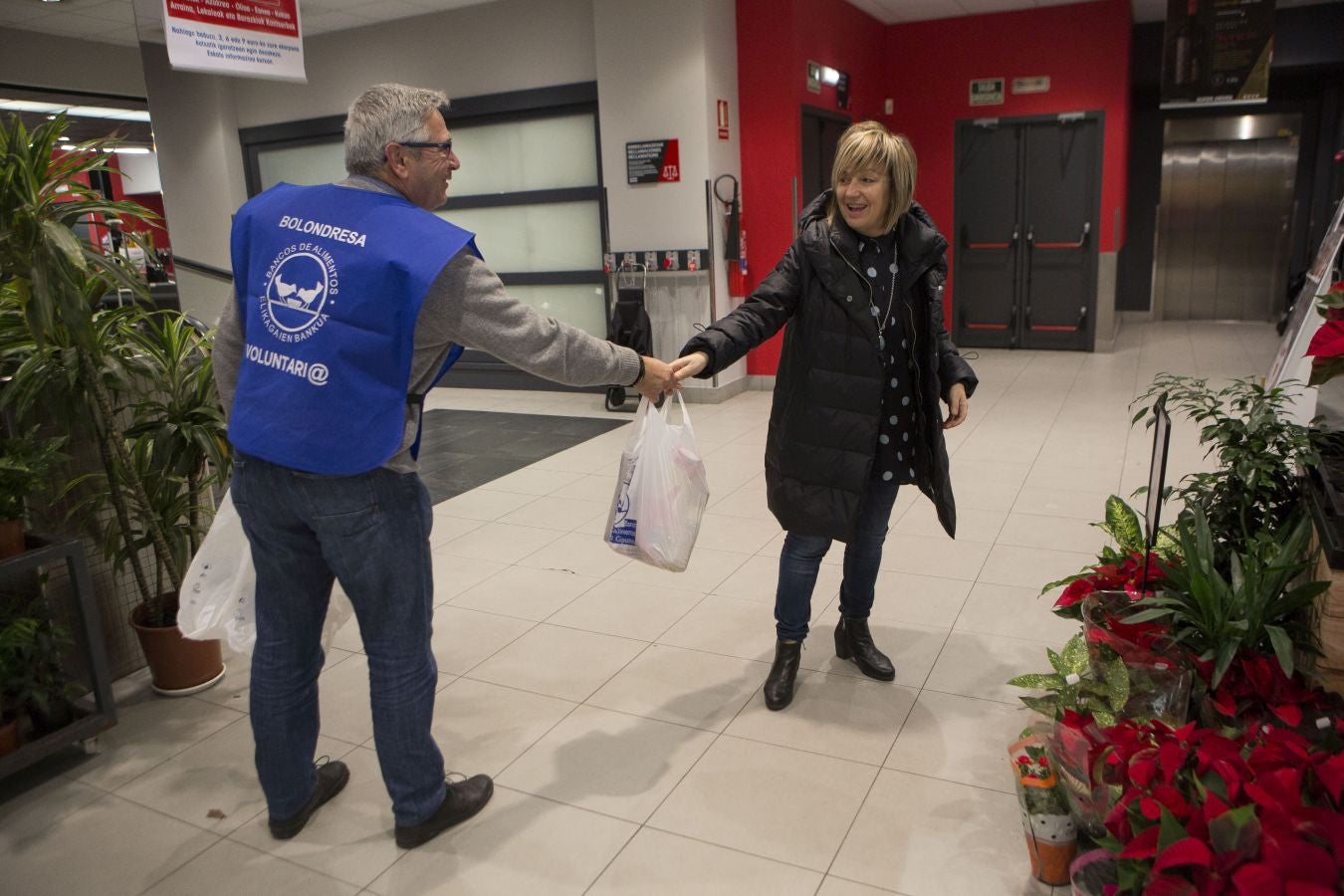 160 establecimientos se suman a la llamada del Banco de Alimentos de Gipuzkoa con el objetivo de que cada guipuzcoano done un kilo de alimentos para llegar a los 715.000