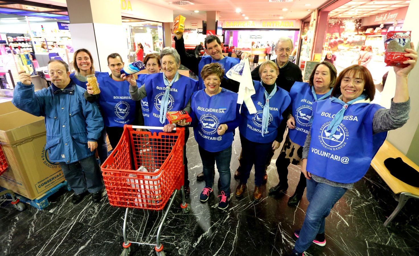 160 establecimientos se suman a la llamada del Banco de Alimentos de Gipuzkoa con el objetivo de que cada guipuzcoano done un kilo de alimentos para llegar a los 715.000