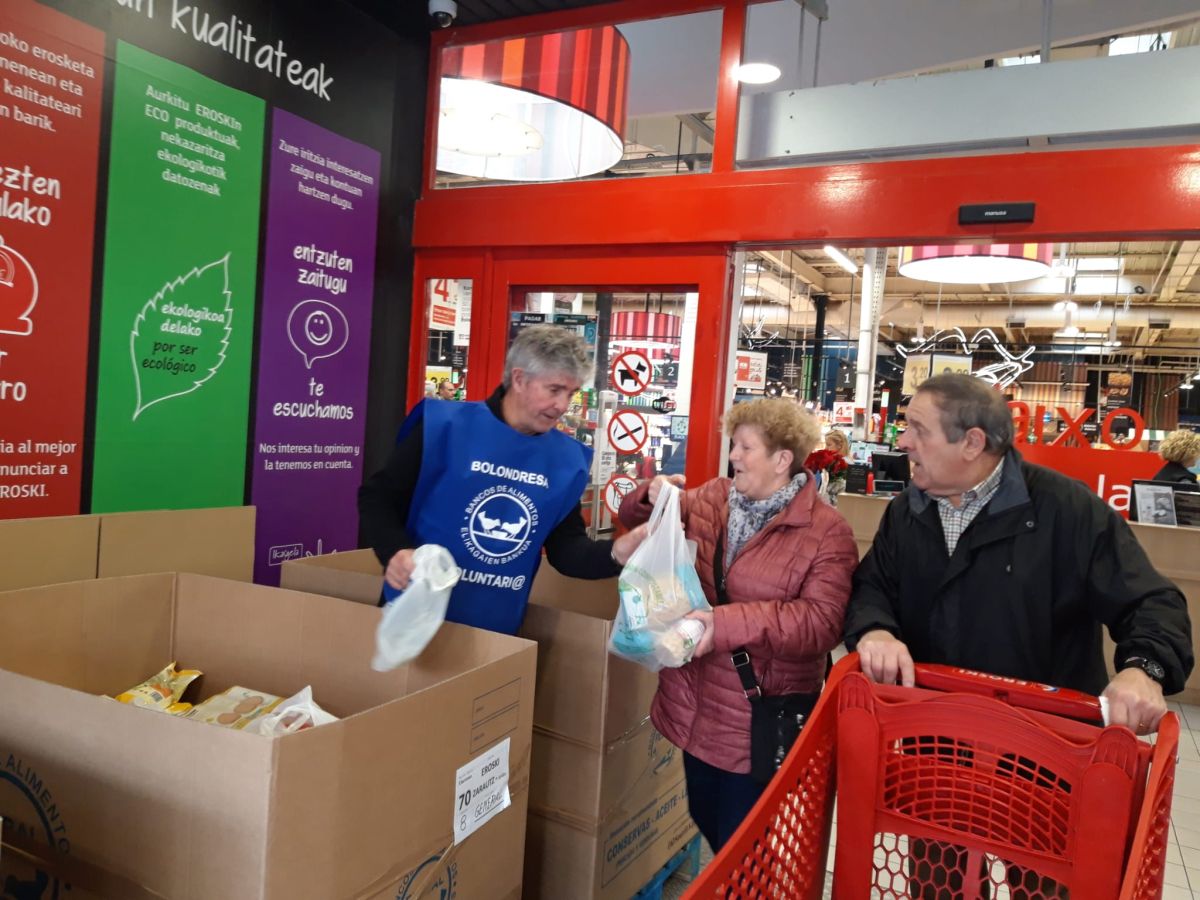 160 establecimientos se suman a la llamada del Banco de Alimentos de Gipuzkoa con el objetivo de que cada guipuzcoano done un kilo de alimentos para llegar a los 715.000