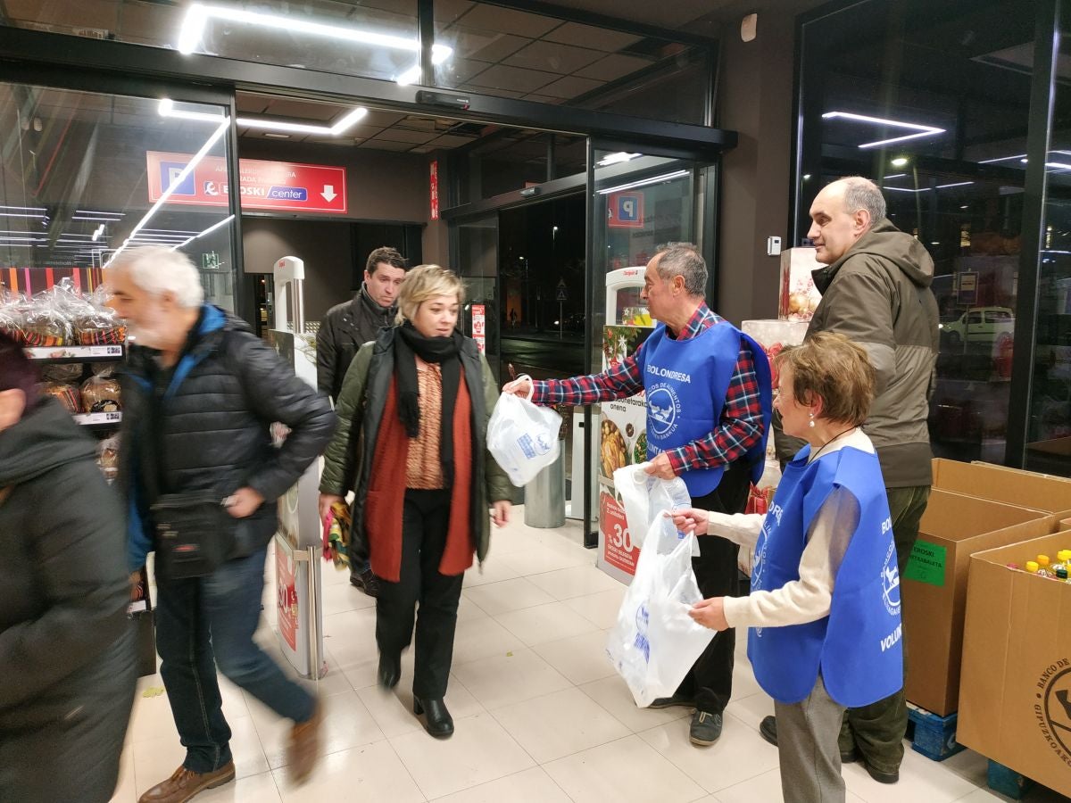 160 establecimientos se suman a la llamada del Banco de Alimentos de Gipuzkoa con el objetivo de que cada guipuzcoano done un kilo de alimentos para llegar a los 715.000