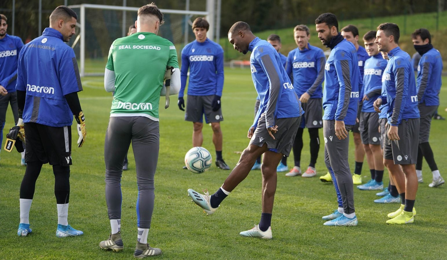 Los jugadores de la Real Sociedad se ejercitan en Zubieta horas antes de viajar a Madrid