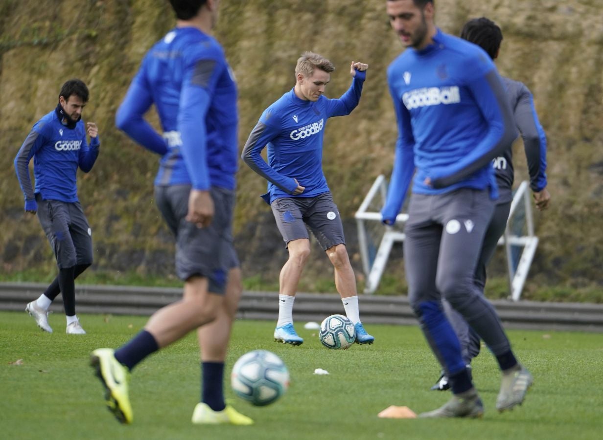 Los jugadores de la Real Sociedad se ejercitan en Zubieta horas antes de viajar a Madrid