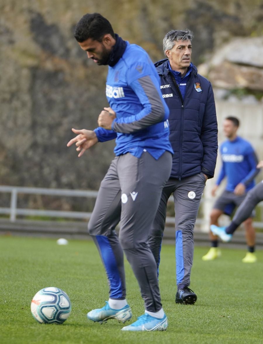 Los jugadores de la Real Sociedad se ejercitan en Zubieta horas antes de viajar a Madrid