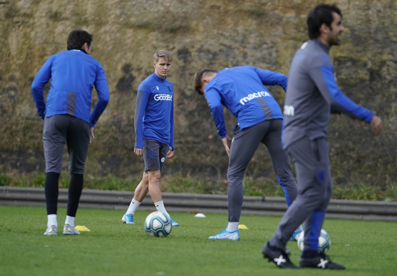 Los jugadores de la Real Sociedad se ejercitan en Zubieta horas antes de viajar a Madrid