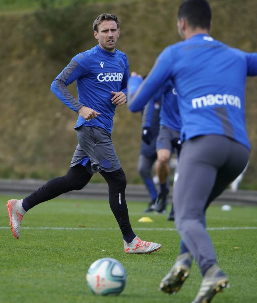 Los jugadores de la Real Sociedad se ejercitan en Zubieta horas antes de viajar a Madrid