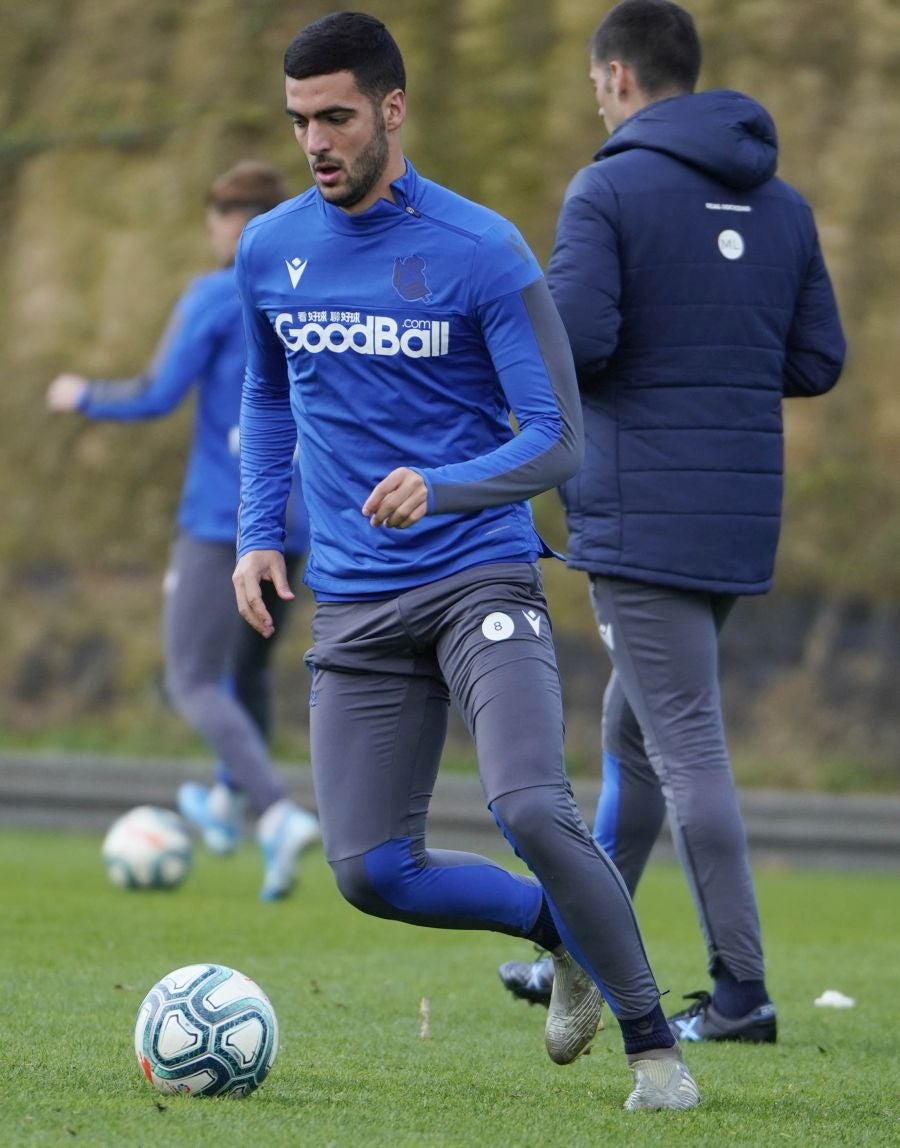 Los jugadores de la Real Sociedad se ejercitan en Zubieta horas antes de viajar a Madrid
