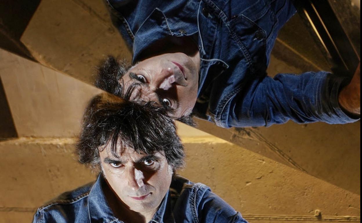 El donostiarra Mikel Azpiroz, sentado al piano de la cafetería de Tabakalera.