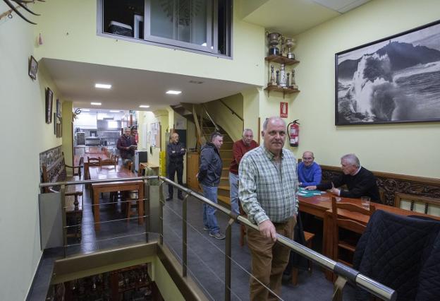 Sergio Basurto, presidente de la sociedad La Zurriola, con otros socios, en la sede de la entidad, en el paseo de la Zurriola. 