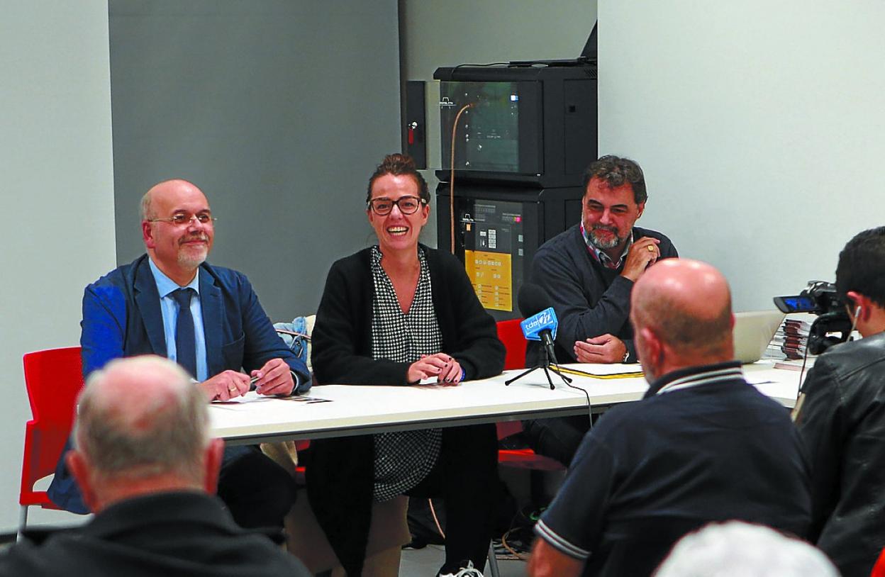 Pedro Aguinaga, Juncal Eizaguirre y Ángel Pazos en la presentación de la nueva temporada.
