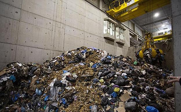 Imagen principal - La incineradora empezará a tratar los primeros residuos la próxima semana