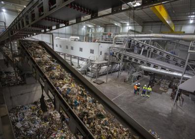 Imagen secundaria 1 - La incineradora empezará a tratar los primeros residuos la próxima semana
