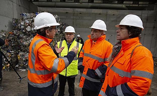 Imagen principal - La incineradora empezará a tratar los primeros residuos la próxima semana