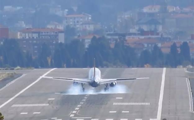 Temporal de viento en Getxo. En Loiu, un avión ha tenido que intentar aterrizar dos veces.