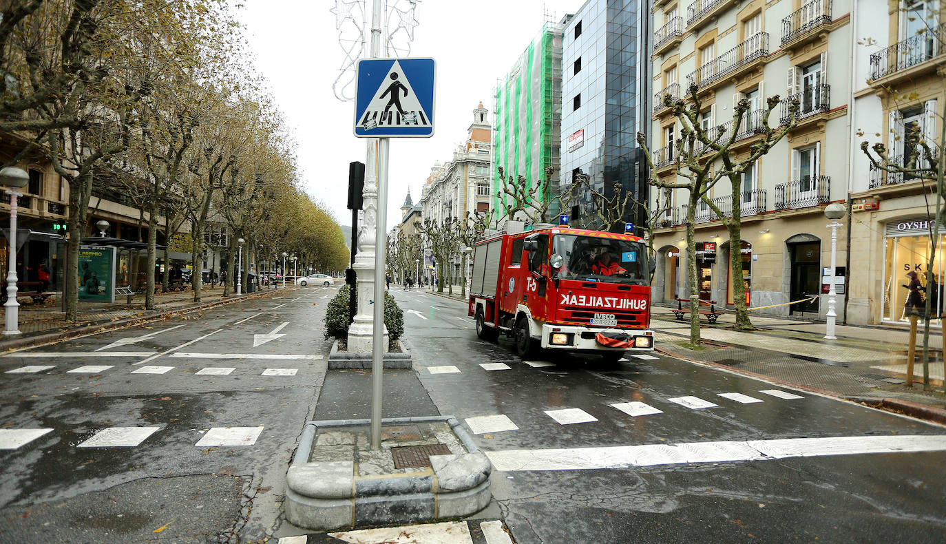 El viento ha provocado numerosos daños materiales en Gipuzkoa, especialmente en Donostia, con árboles y andamios caídos por toda la ciudad.