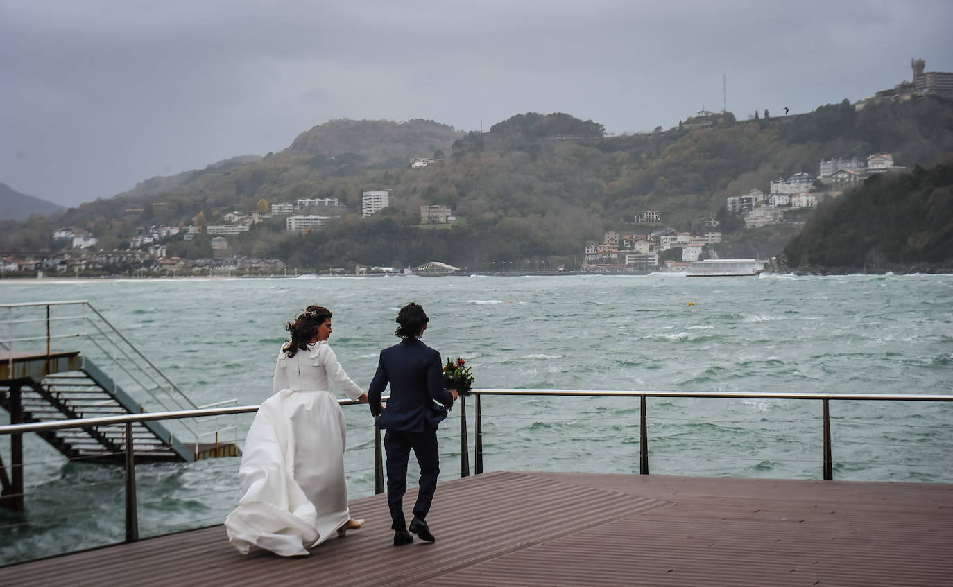 El viento ha provocado numerosos daños materiales en Gipuzkoa, especialmente en Donostia, con árboles y andamios caídos por toda la ciudad.