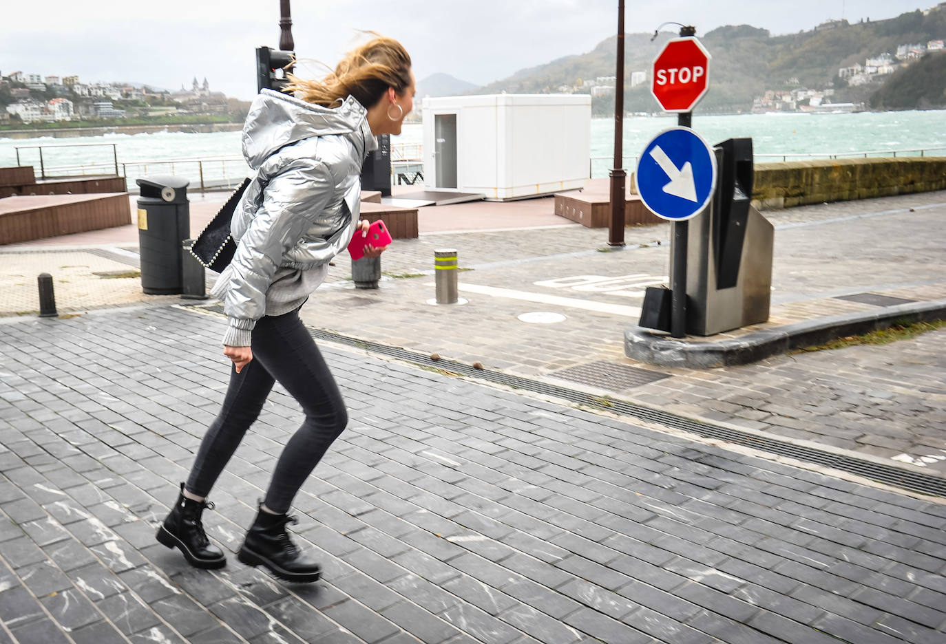 El viento ha provocado numerosos daños materiales en Gipuzkoa, especialmente en Donostia, con árboles y andamios caídos por toda la ciudad.