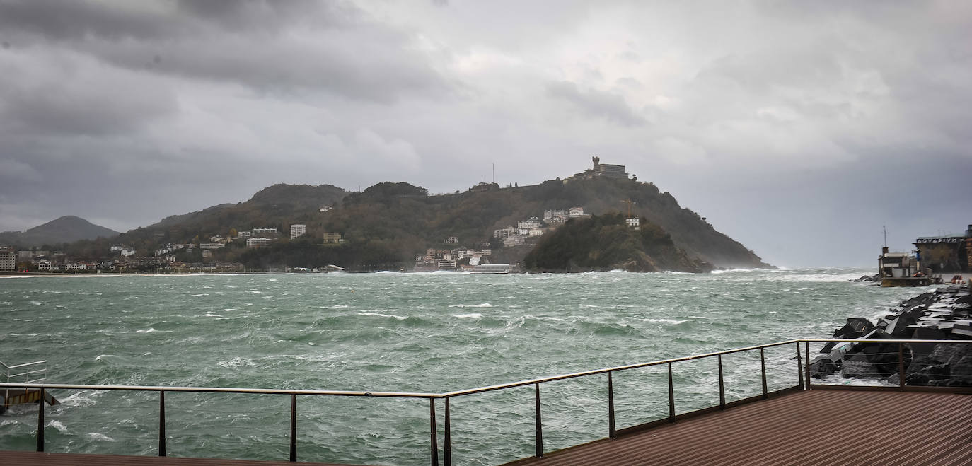 El viento ha provocado numerosos daños materiales en Gipuzkoa, especialmente en Donostia, con árboles y andamios caídos por toda la ciudad.