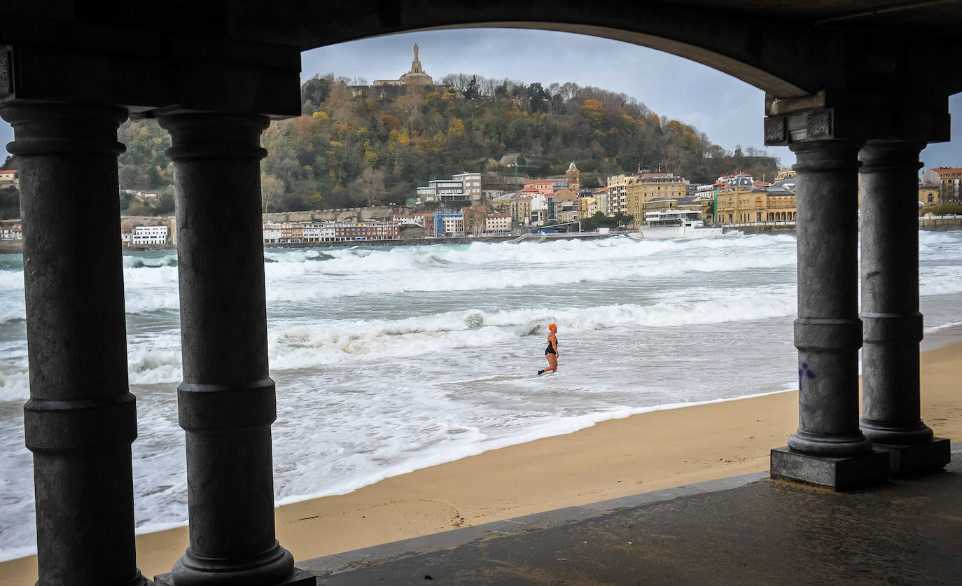 El viento ha provocado numerosos daños materiales en Gipuzkoa, especialmente en Donostia, con árboles y andamios caídos por toda la ciudad.