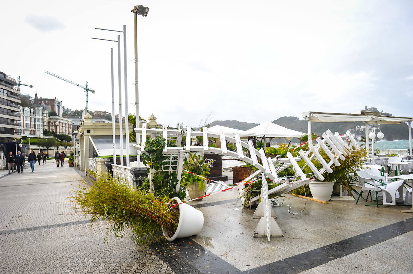 El viento ha provocado numerosos daños materiales en Gipuzkoa, especialmente en Donostia, con árboles y andamios caídos por toda la ciudad.