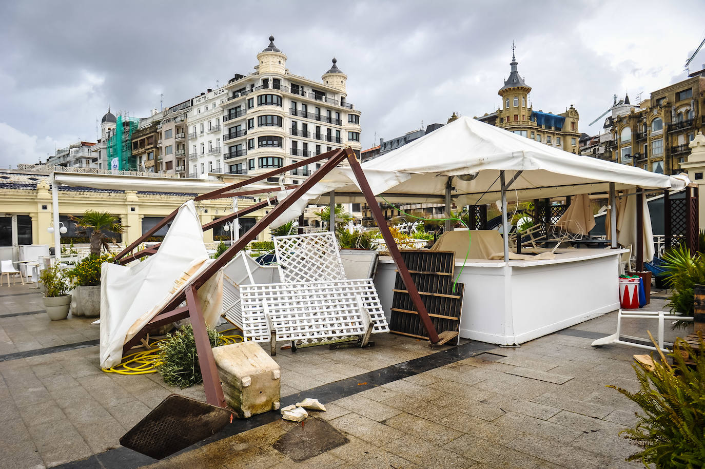 El viento ha provocado numerosos daños materiales en Gipuzkoa, especialmente en Donostia, con árboles y andamios caídos por toda la ciudad.