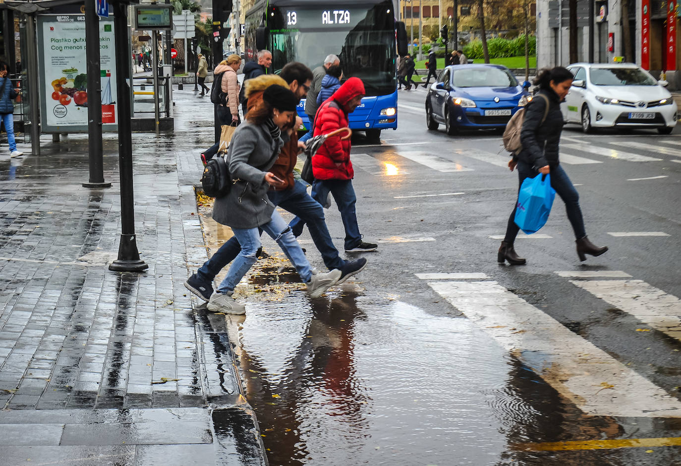 El viento ha provocado numerosos daños materiales en Gipuzkoa, especialmente en Donostia, con árboles y andamios caídos por toda la ciudad.