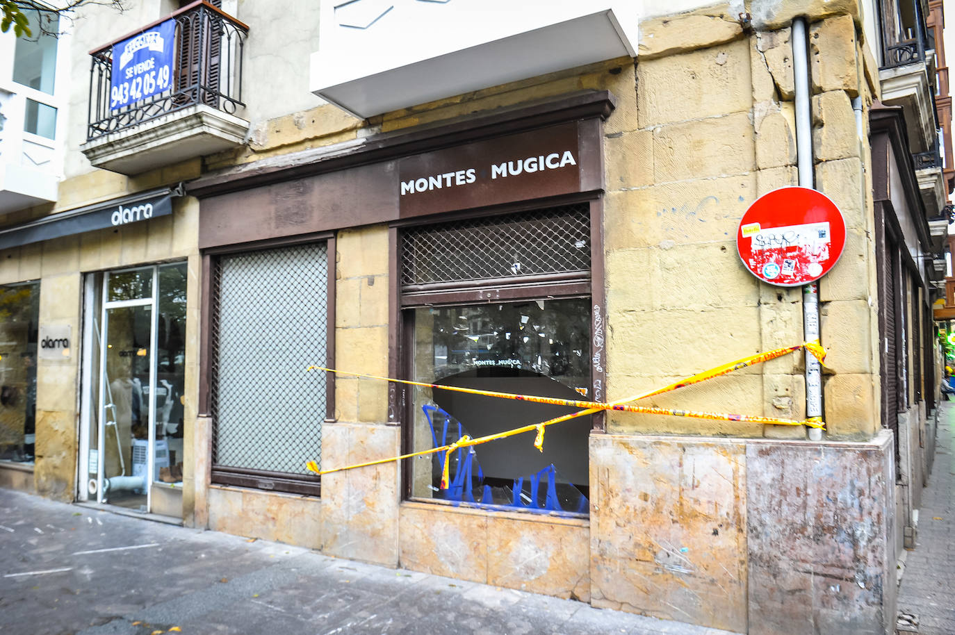 El viento ha provocado numerosos daños materiales en Gipuzkoa, especialmente en Donostia, con árboles y andamios caídos por toda la ciudad.