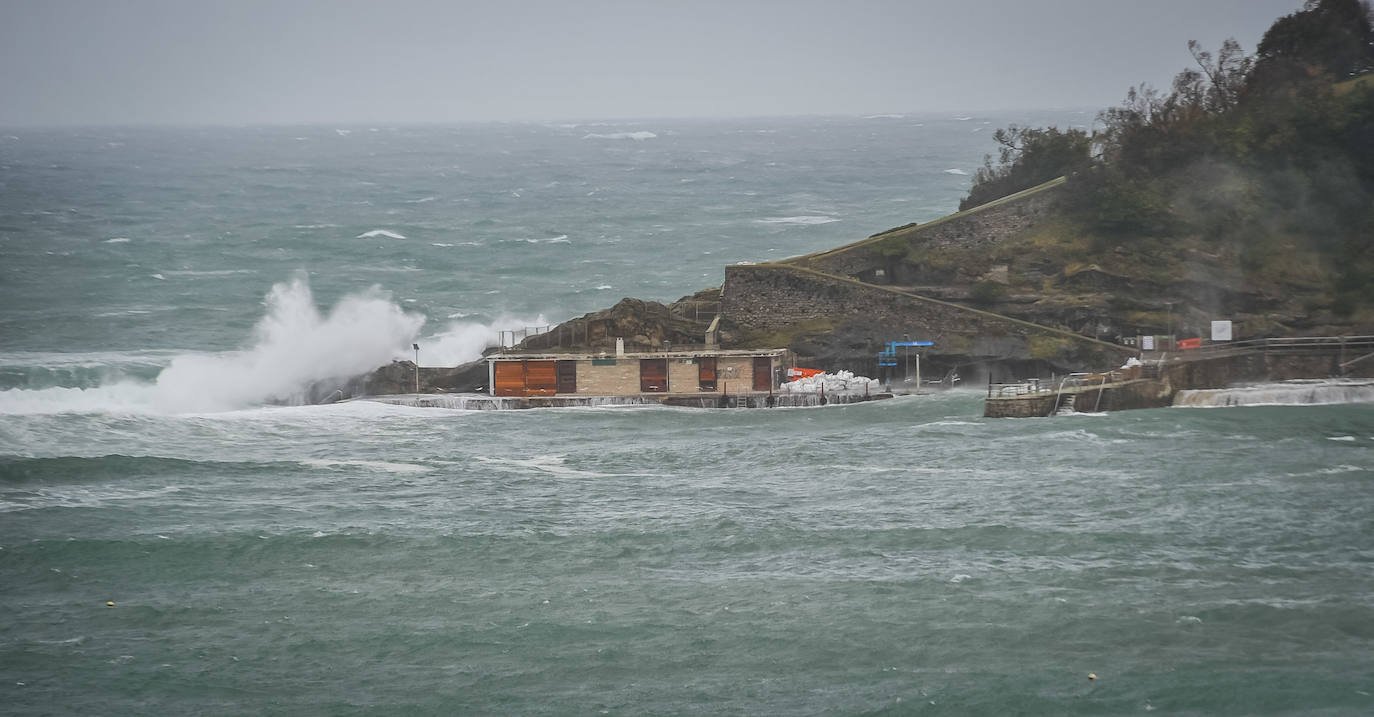 El viento ha provocado numerosos daños materiales en Gipuzkoa, especialmente en Donostia, con árboles y andamios caídos por toda la ciudad.